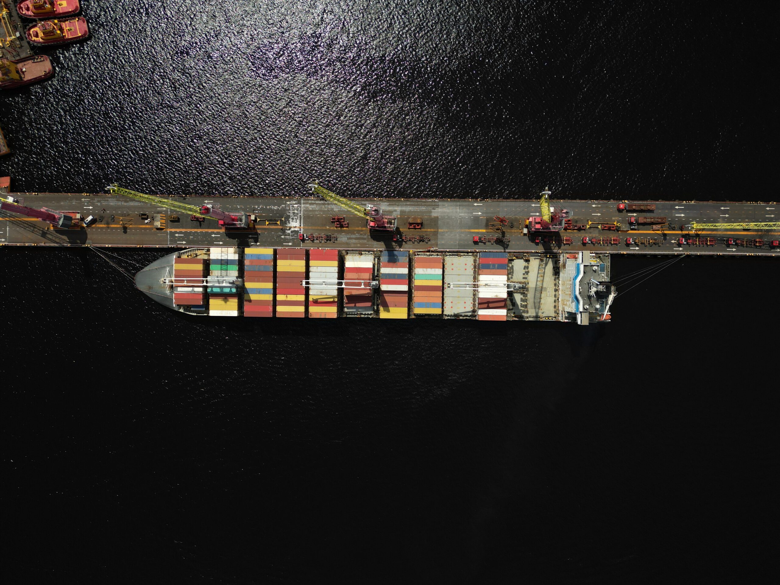 Imagem aérea do navio da Log-In em operação no porto de Chibatão, em Manaus.