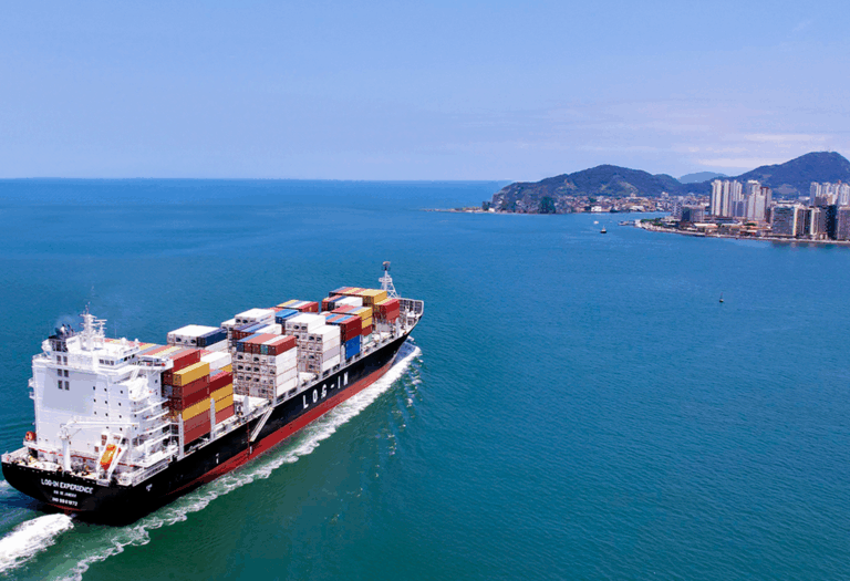 Navio transportando contêineres pelo litoral brasileiro, representando o crescimento da cabotagem e da logística integrada em 2024.