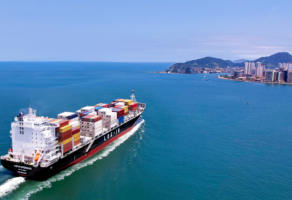 Navio transportando contêineres pelo litoral brasileiro, representando o crescimento da cabotagem e da logística integrada em 2024.