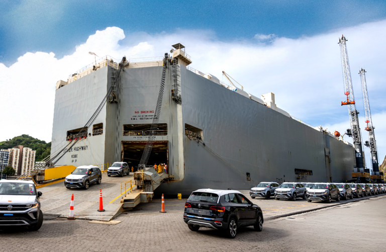 Veículos da Volkswagen sendo desembarcados no Terminal Portuário de Vila Velha durante a primeira operação de importação no Espírito Santo.