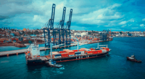Navio da Log-In atracado em porto com contêineres, ilustrando operação de cabotagem no Brasil
