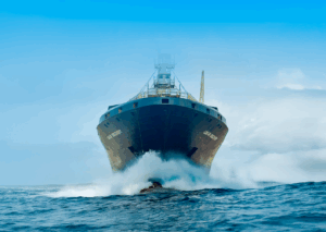 Navio da Log-In em operação de cabotagem, simbolizando os avanços na navegação costeira impulsionados pela regulamentação da BR do Mar no Brasil.