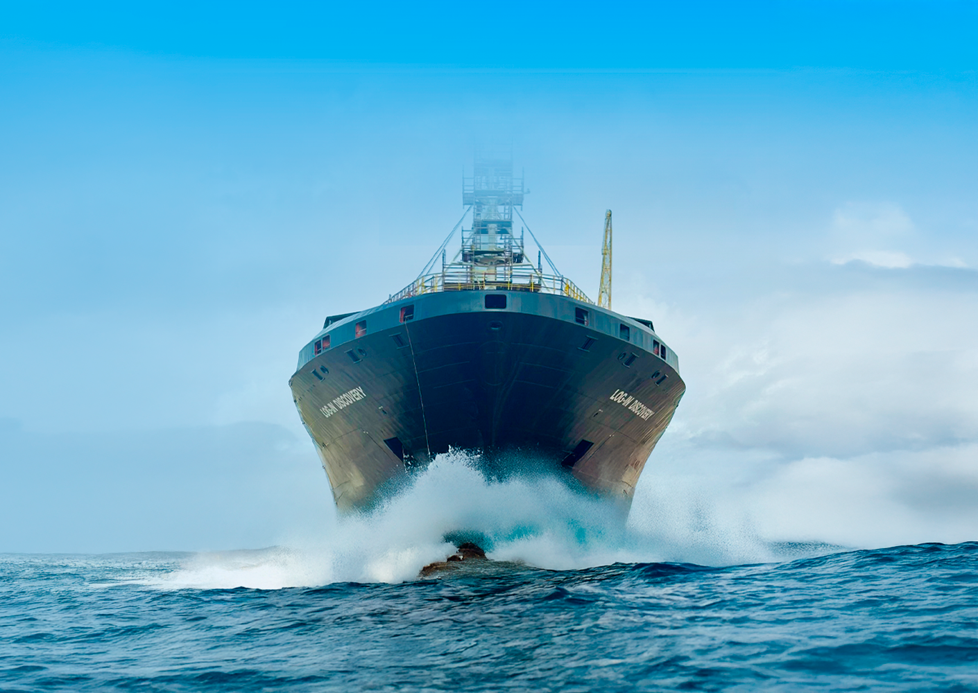 Navio da Log-In em operação de cabotagem, simbolizando os avanços na navegação costeira impulsionados pela regulamentação da BR do Mar no Brasil.