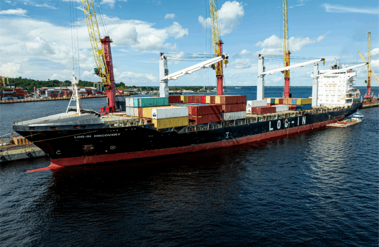 Navio Log-In Discovery atracado no porto de Manaus com contêineres, representando operação de cabotagem no Norte do Brasil.