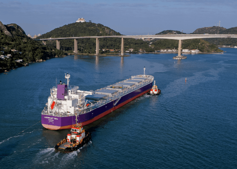 Navio Panamax Legendary Diva, escoltado por dois rebocadores, navegando em direção ao Terminal Portuário Vila Velha para operação inédita de granel no complexo de Capuaba.