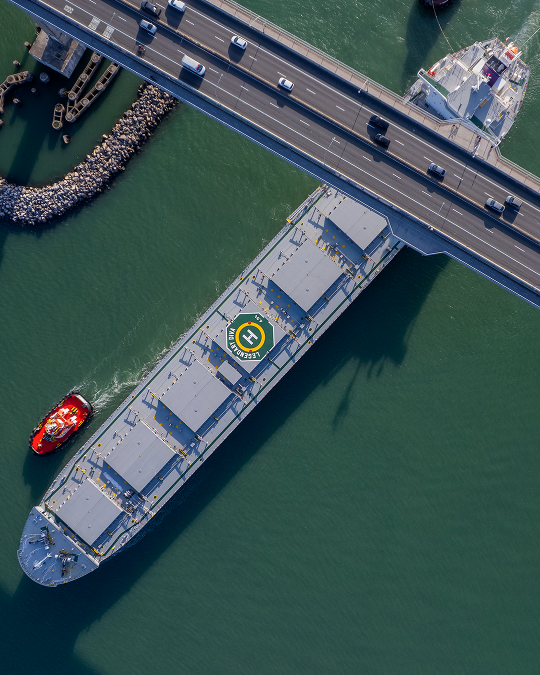 Navio Panamax Legendary Diva passando sob a Terceira Ponte, em Vitória (ES), rumo ao Terminal Portuário Vila Velha para operação inédita de cabotagem e movimentação de granel no complexo portuário de Capuaba.