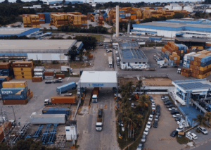 Centro de distribuição da Tecmar e Log-In Logística Integrada em Manaus, com caminhões, contêineres e estrutura de armazenagem integrada no Polo Industrial.