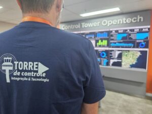 Equipe da Torre de Controle da Log-In monitorando operações de cabotagem e transporte rodoviário em tempo real, com uso de tecnologia e dashboards integrados para maior eficiência logística.