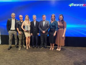 Equipe da Log-In e Tecmar recebe o troféu do Prêmio ABRALOG pelo 1º lugar na categoria Multimodalidade, com projeto de Soluções Logísticas Integradas para a indústria automotiva.