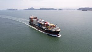 Navio Log-In Experience operando cabotagem no Brasil na região de Santos com contêineres a bordo