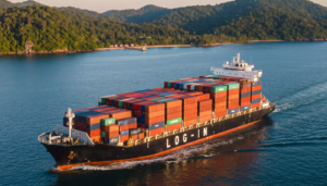 Navio porta-contêineres da Log-In navegando pela costa brasileira durante operação de cabotagem sustentável.