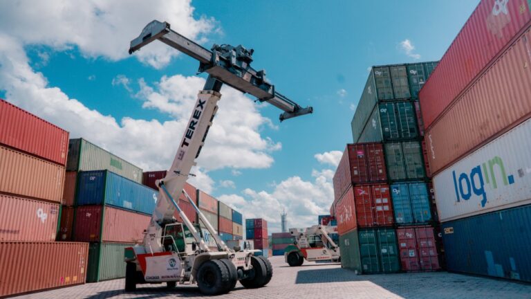 Armazenagem estratégica em Manaus com movimentação de contêineres próxima ao Polo Industrial.