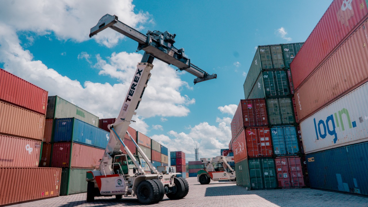 Armazenagem estratégica em Manaus com movimentação de contêineres próxima ao Polo Industrial.