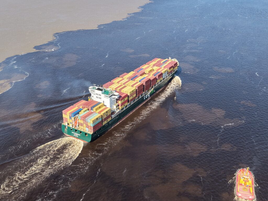 Vista aérea do navio porta-contêineres Log-In Endurance navegando pelo Encontro das Águas após a docagem.